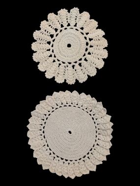 VTG Handmade 2 Off White* Crocheted Round Floral Leaf Lace Doilies 6"&6.5"D